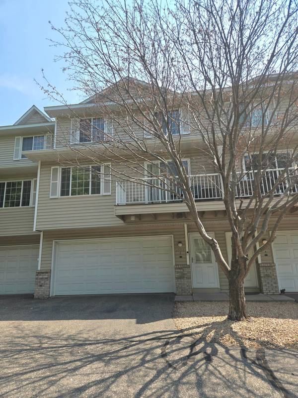 1555 County Road D E #B, Maplewood, MN 55109
