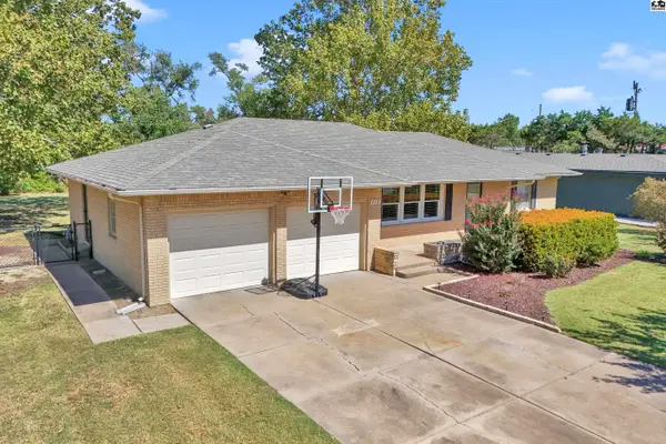412 SE 11th St, Newton, KS 67114