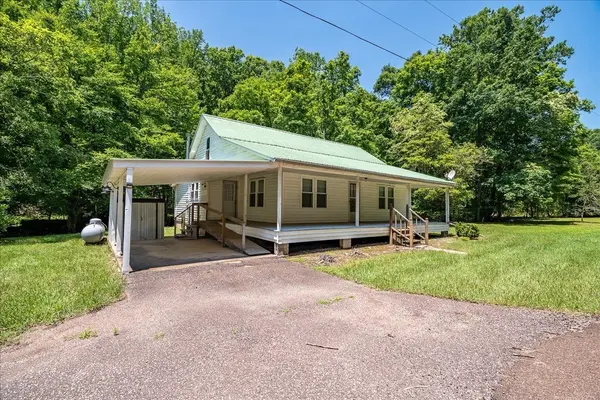 2399 Linden Hwy, Clifton, TN 38425