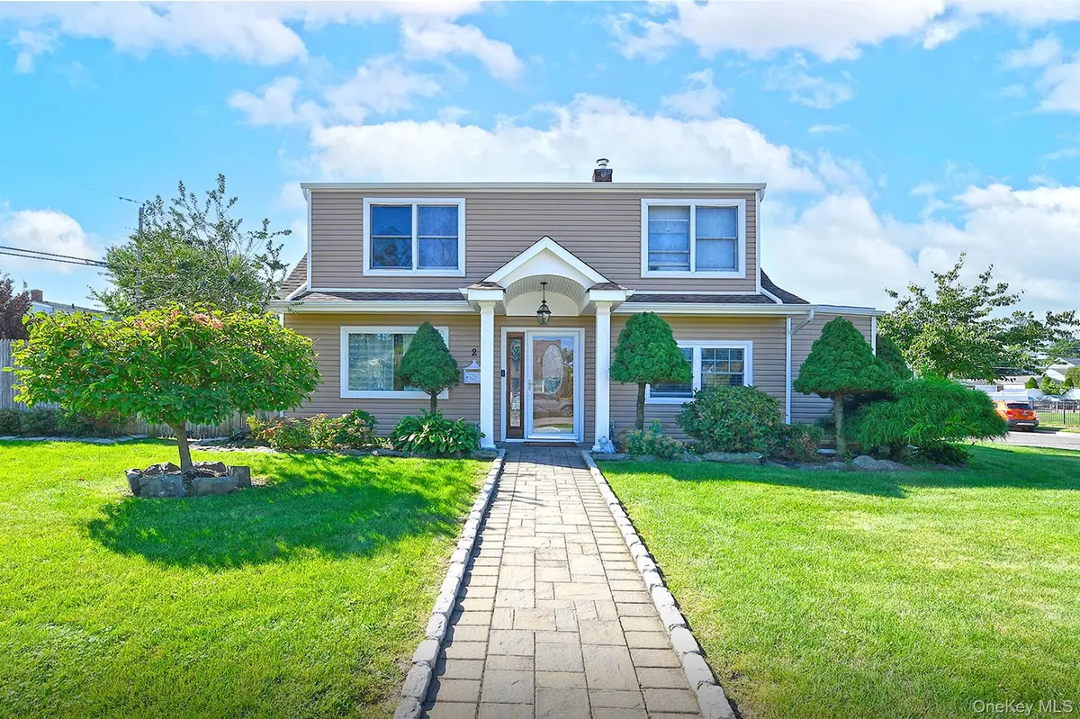 2 Cooper LN, Levittown, NY 11756