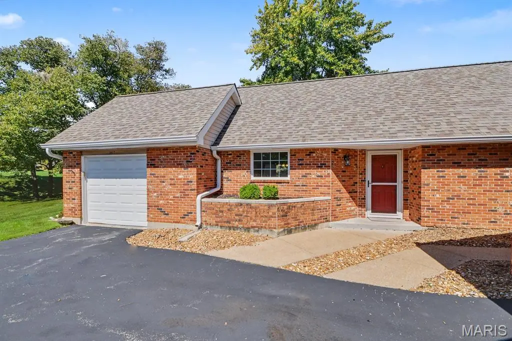 1017 Pocono TRL, Ballwin, MO 63021