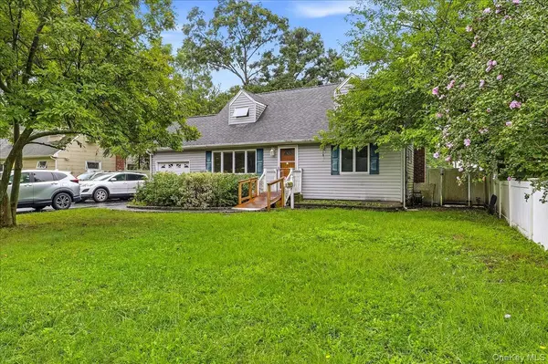 80 Ackerly LN, Ronkonkoma, NY 11779