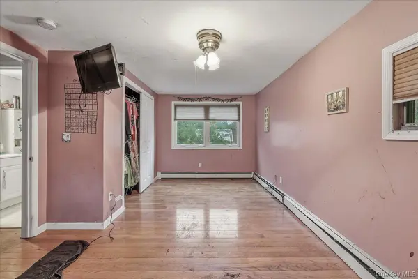 80 Ackerly LN, Ronkonkoma, NY 11779