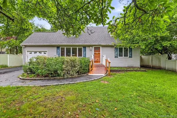 80 Ackerly LN, Ronkonkoma, NY 11779
