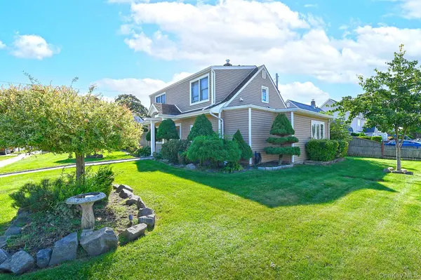 2 Cooper LN, Levittown, NY 11756