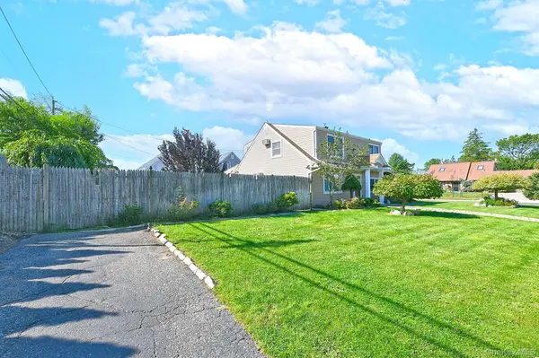 2 Cooper LN, Levittown, NY 11756