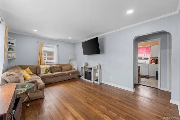 684 Newton AVE, Uniondale, NY 11553