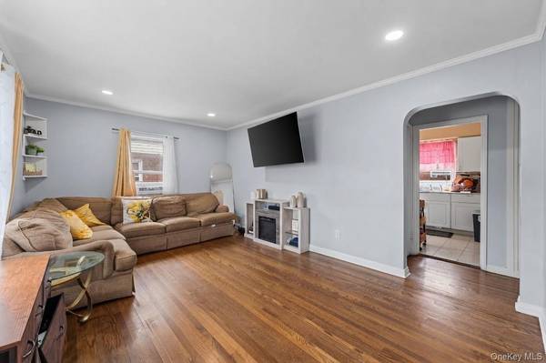 684 Newton AVE, Uniondale, NY 11553