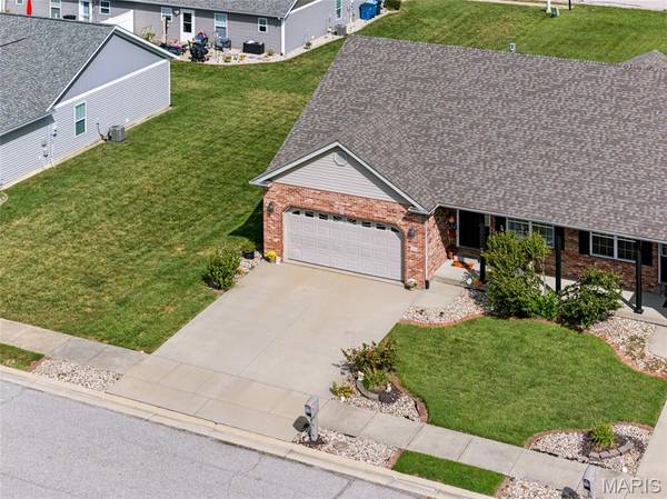 55 Bridgewater LN #A, Highland, IL 62249