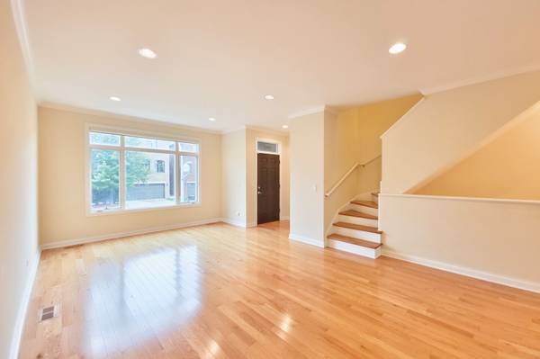 2810 S Grove ST, Chicago, IL 60608