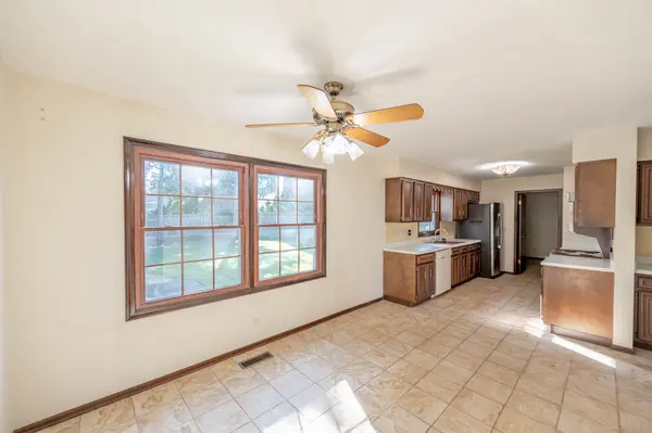 1609 Barry LN, Glenview, IL 60025