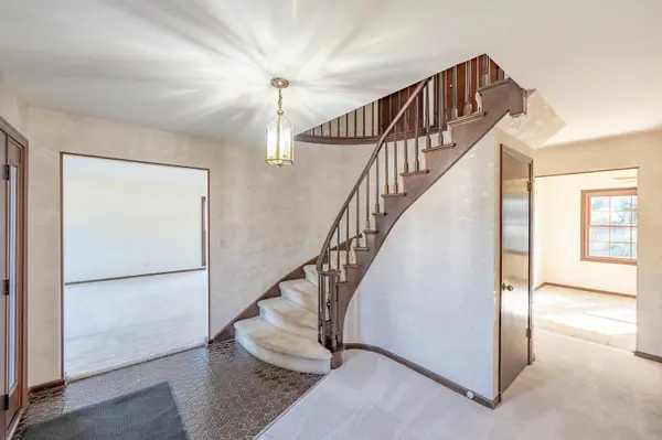 1609 Barry LN, Glenview, IL 60025
