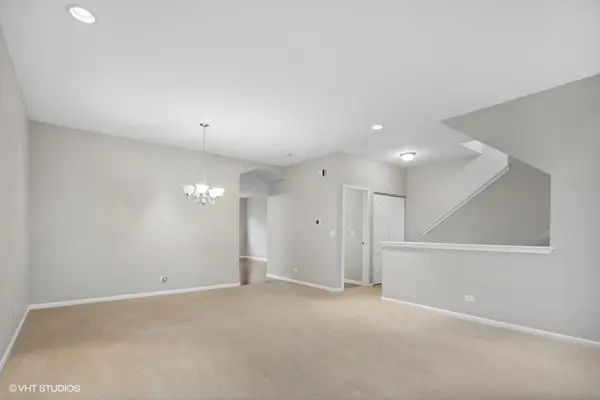 261 Sype DR, Carol Stream, IL 60188