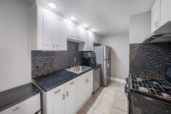 1460 Fairlane DR #312, Schaumburg, IL 60193