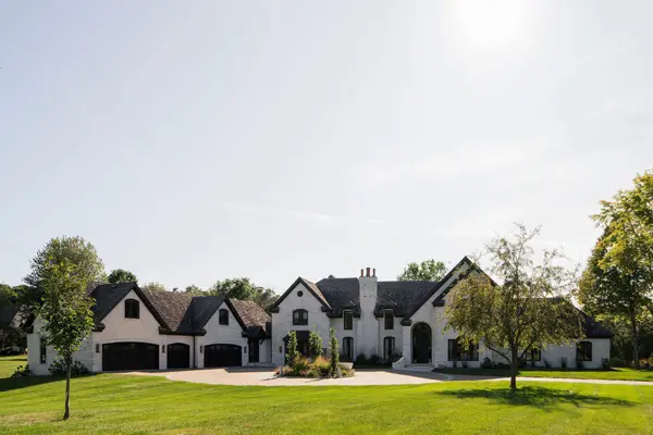 170 Spur CIR, Wayzata, MN 55391