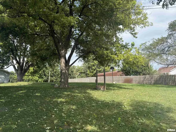 704 E HALSEY AVE, Lewistown, IL 61542