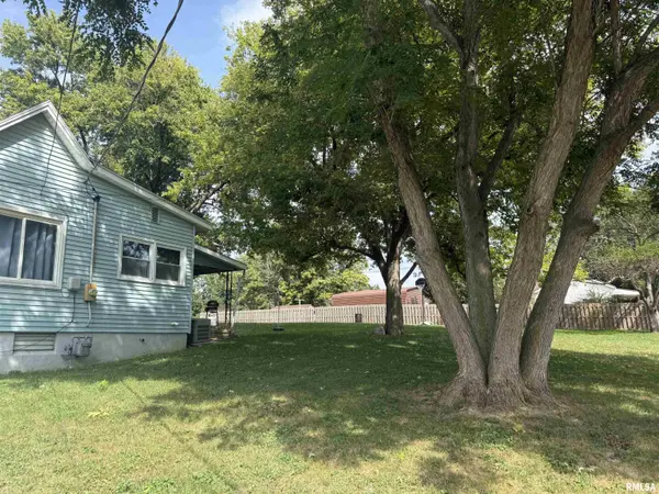 704 E HALSEY AVE, Lewistown, IL 61542