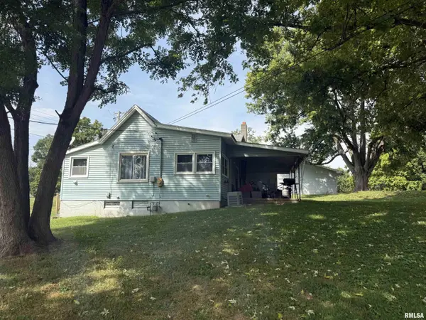 704 E HALSEY AVE, Lewistown, IL 61542