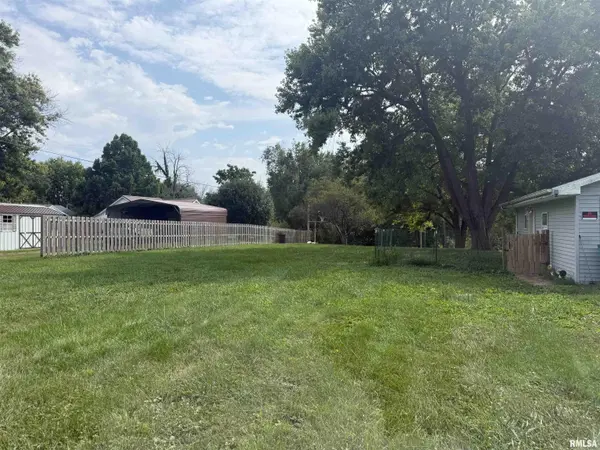 704 E HALSEY AVE, Lewistown, IL 61542