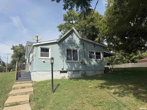 704 E HALSEY AVE, Lewistown, IL 61542