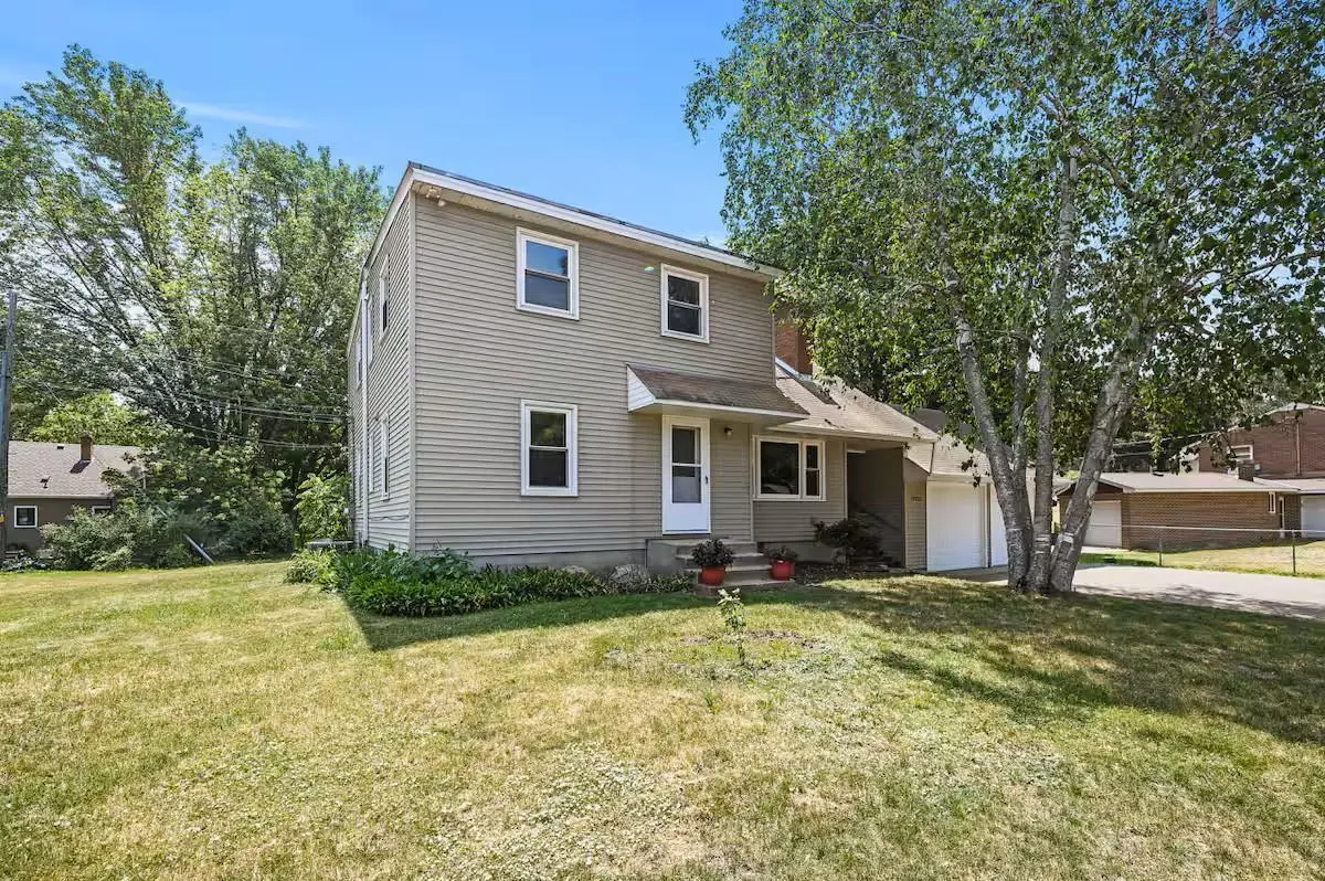 17323 Bay CIR, Minnetonka, MN 55391