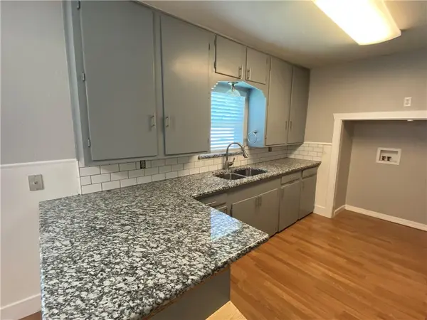 102 E Live Oak ST, Hutto, TX 78634