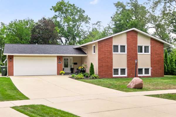 917 E Schirra DR, Palatine, IL 60074