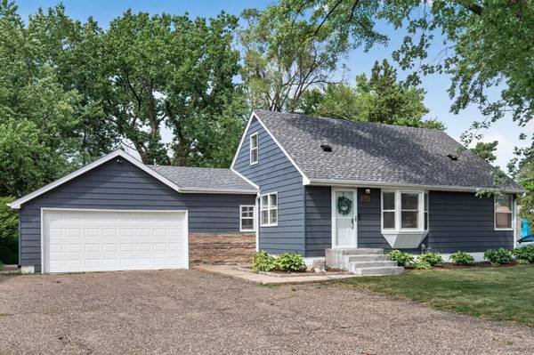 651 County Road B2 W, Roseville, MN 55113