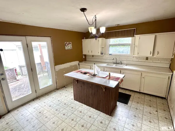 820 E STATE ST, Jacksonville, IL 62650