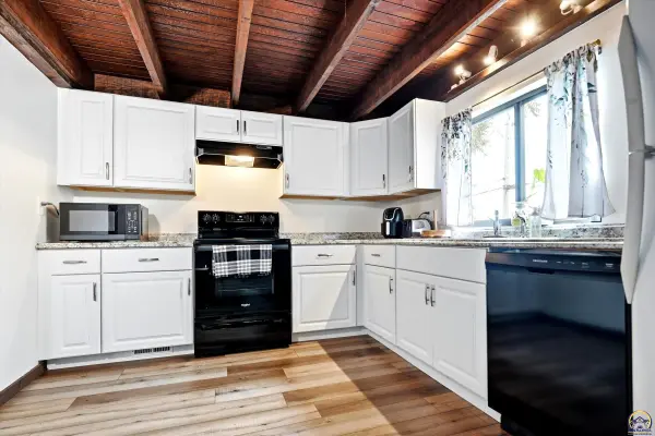 3014 SW Eveningside DR, Topeka, KS 66614