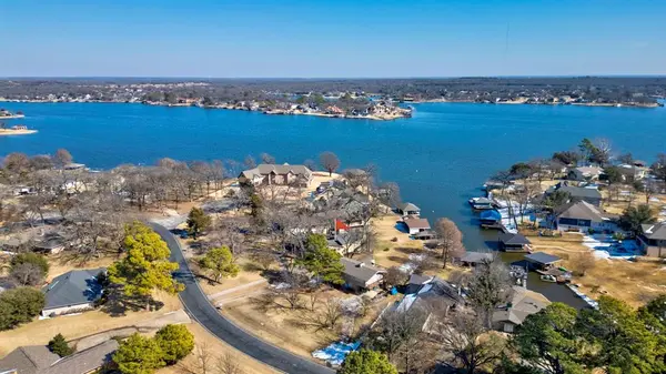 207 Kiowa Drive W, Lake Kiowa, TX 76240