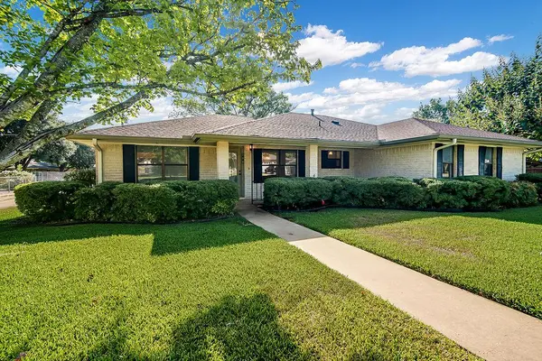 208 Edgewood DR, Fredericksburg, TX 78624