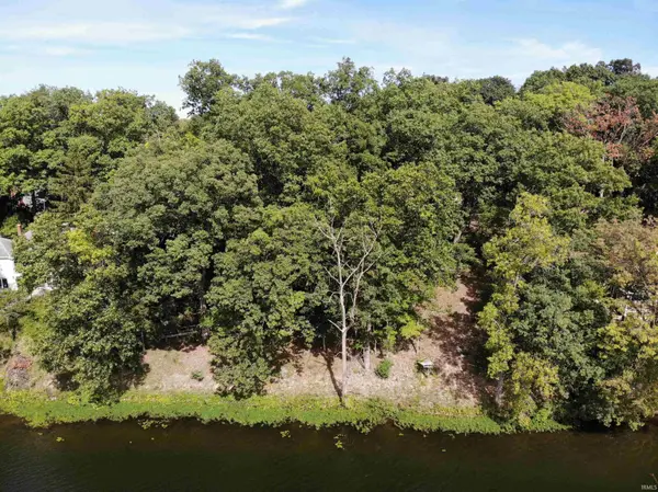9475 E Promontory Point DR, Syracuse, IN 46567