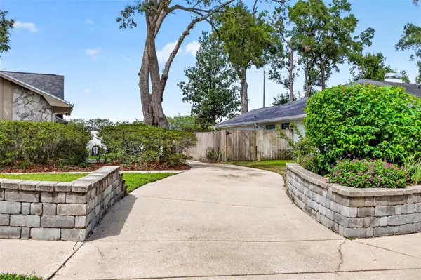 6328 N QUEENSWAY DR, Temple Terrace, FL 33617