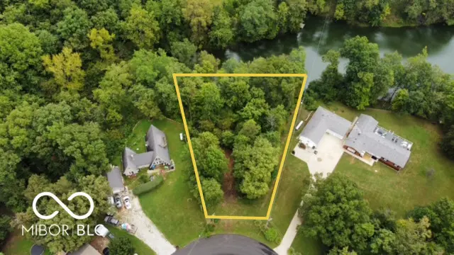 19553 E Lake Site DR, Hope, IN 47246