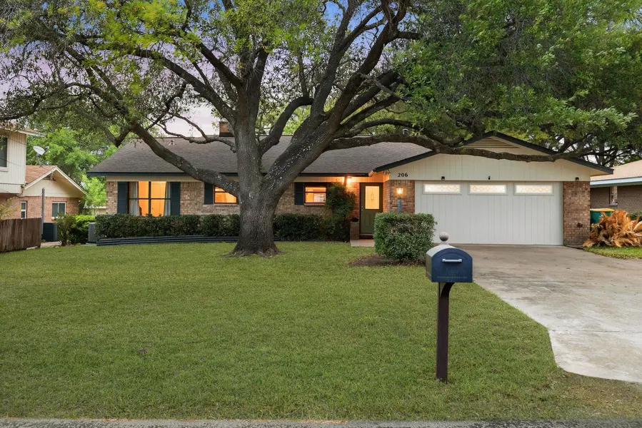 206 E Pheasant Rd RD, Highland Haven, TX 78654