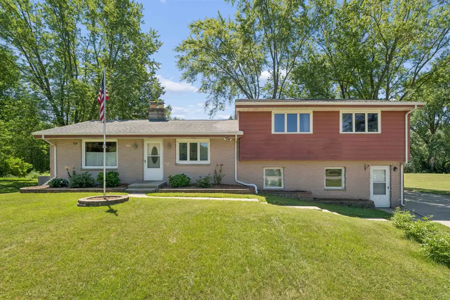 2241 WALLACE LAKE RD, West Bend, WI 53090-1210