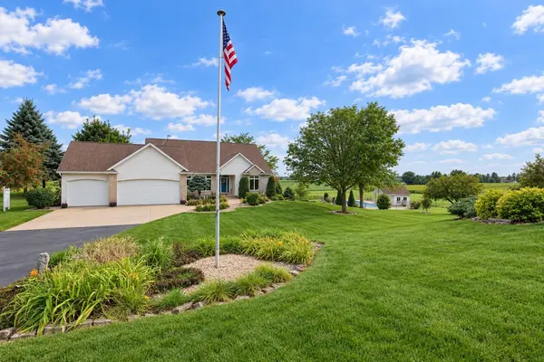 W9795 STONE CREST DR, Hortonville, WI 54944