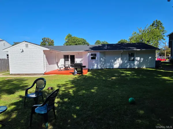58 Appel DR, Shirley, NY 11967