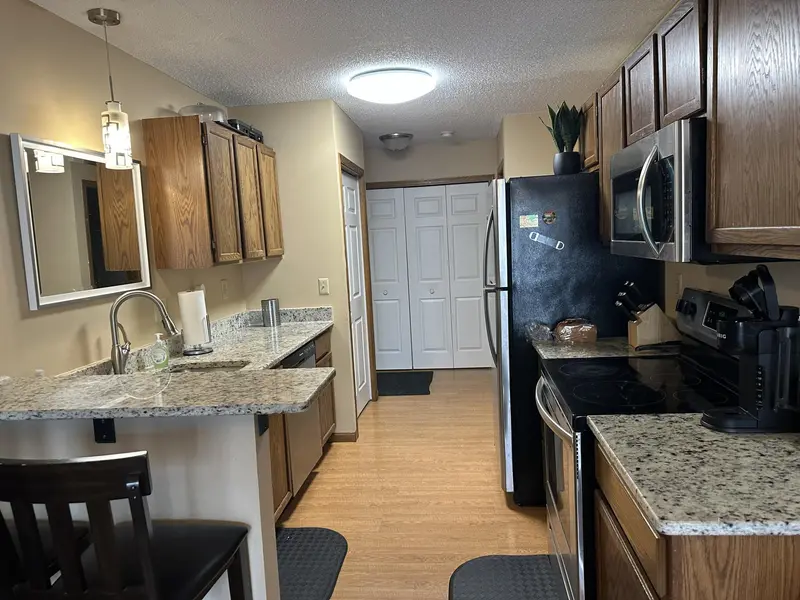 1122 Pecks Woods DR, New Brighton, MN 55112