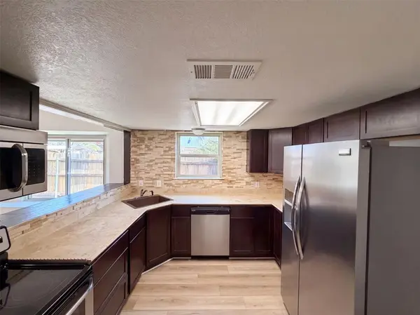 220 Grand Meadow Drive, Fort Worth, TX 76108