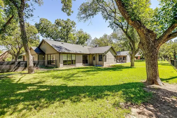 8621 Ravenswood Road, Granbury, TX 76049
