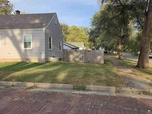 906 10th ST, Clay Center, KS 67432