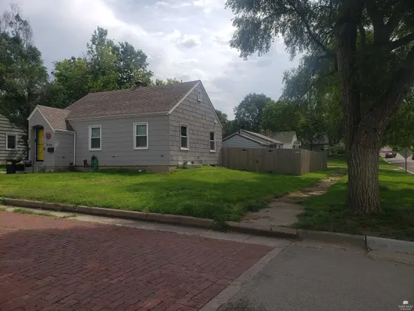 906 10th ST, Clay Center, KS 67432