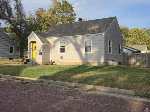 906 10th ST, Clay Center, KS 67432