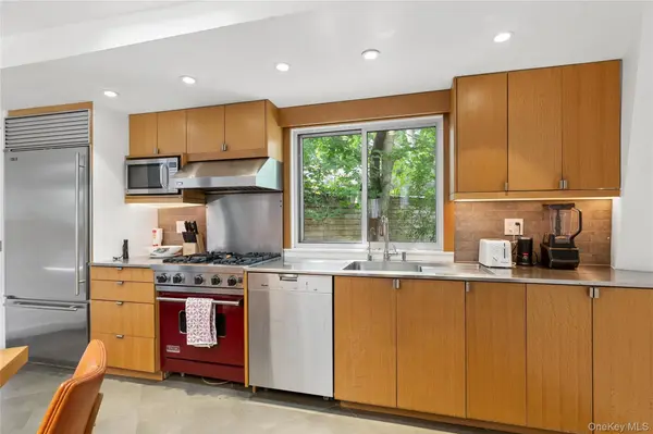 10 Oak LN, Sag Harbor, NY 11963