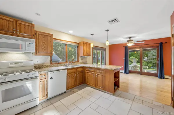 287 Peconic Terrace, Calverton, NY 11933
