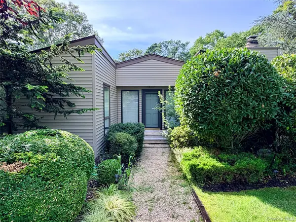 11 Gerald LN, Hampton Bays, NY 11946