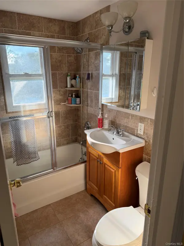 222 Colonial AVE #2nd Fl, Williston Park, NY 11596