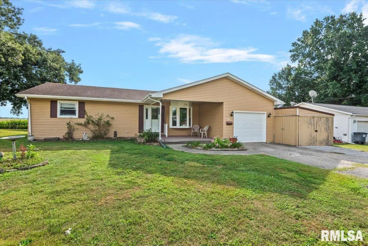 402 S Curtiss ST, Waverly, IL 62692